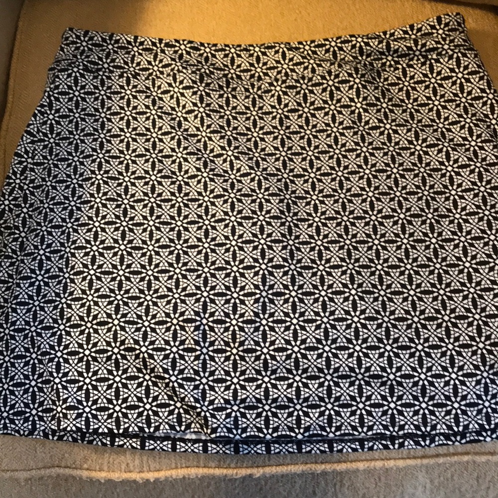 New without tags black and white skort